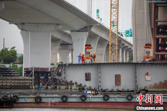廣州南沙港鐵路跨西江斜拉橋順利合龍。廣鐵集團(tuán)供圖